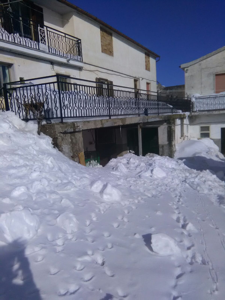 Il lavoro degli allevatori di montagna durante l'emergenza neve. Casa di Mina Marcovecchio